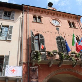 Bandiera della Croce Rossa sul balcone del Comune di Alba per la giornata mondiale