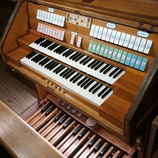 La consolle del pregiato organo del Santuario della Madonna della Neve di Monforte d'Alba