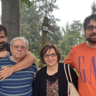 Il compianto Nino Caruso (secondo da sinistra) in tra le braccia del figlio Emanuele e con la moglie Margherita e l'altro figlio Agostino in un bel riquadro famigliare