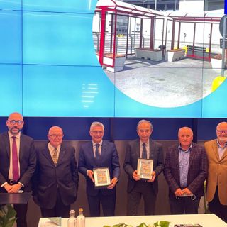 I sindaci Carlo Bo e Gianni Fogliato ritirano il premio per il contributo delle pensiline per l'autobus