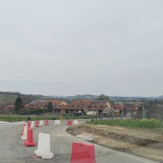 I lavori di completamento dei marciapiedi sulla SP9 procedono spediti. La strada è a senso unico alternato.