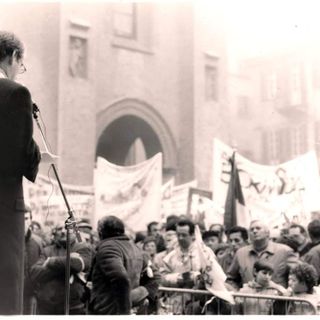 Piazza Risorgimento ad Alba: davanti al Duomo migliaia di persone a protestare contro l'Acna. Era il 16 marzo 1996