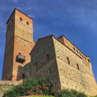 L'imponente castello di Serralunga d'Alba, meta per molti turisti