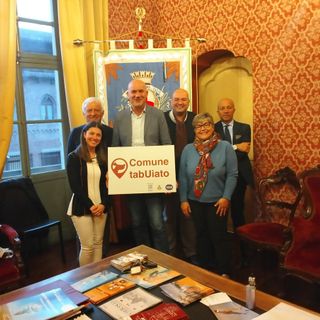 Il sindaco Davico di Cherasco con gli amministratori comunali ed il cartello Comune Tabuiato