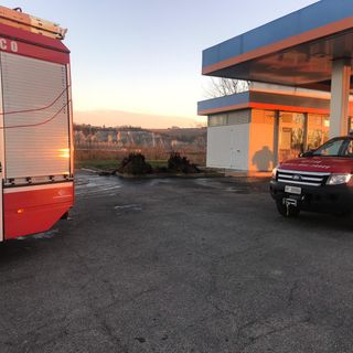 I mezzi dei Vigili del Fuoco presso il distributore di carburante lambito dalle fiamme lungo la tangenziale di Alba