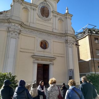 Volontari durante un evento dedicato all'arte presso la chiesa di San Giovanni Battista ad Alba