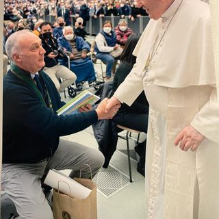 Carmelo Franceschini illustra l'iniziativa a Papa Bergoglio