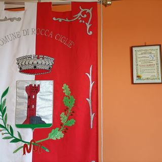 La pergamena vicino al gonfalone del Comune di Rocca Cigliè