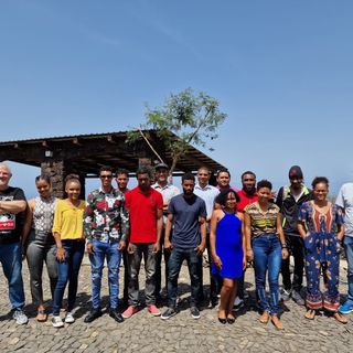 Il gruppo degli studenti con i docenti Vincenzo Nicolello e Enzo Cagnasso. Il gruppo degli studenti con i docenti Vincenzo Nicolello e Enzo Cagnasso.