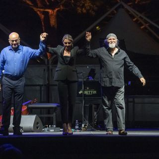 Il giornalista albese Aldo Cazzullo (primo a sx) ritorna al Teatro Sociale di Alba