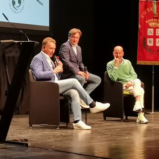 Il giornalista sportivo Fabio Caressa, famoso telecronista, con Massimo Mauro e Gianluca Vialli al Teatro Sociale di Alba
