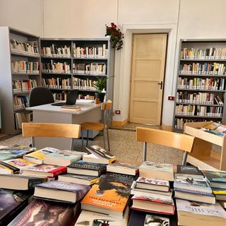 Gli interni della biblioteca di Belvedere Langhe