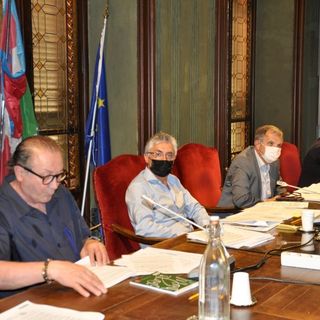 L'assessore al Bilancio Bruno Ferrero (primo a sinistra) durante un Consiglio comunale L'assessore al Bilancio Bruno Ferrero (primo a sinistra) durante un Consiglio comunale