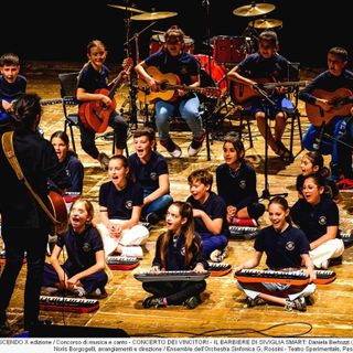 I ragazzi durante la loro esibizione sul palco del teatro Rossini di Pesaro