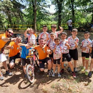 Foto di gruppo per il gruppo dei giovani portacolori del Free Langher di Grinzane Cavour
