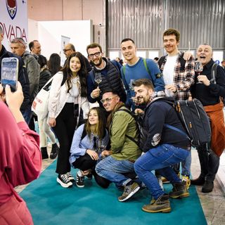 Un gruppo di appassionati di vini piemontesi presso lo stand di Piemonte Land of Wine