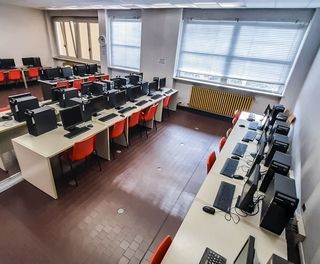 Un laboratorio di informatica all'istituto "L. Einaudi" di Alba (foto iiseinaudialba.edu.it) Un laboratorio di informatica all'istituto "L. Einaudi" di Alba (foto iiseinaudialba.edu.it)