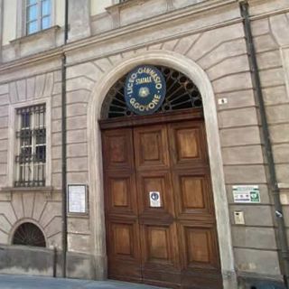 L'ingresso del liceo classico "G. Govone" di Alba: 140 anni di storia