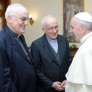 I due fratelli sacerdoti Mario (a sinistra) e Lino Mela durante un incontro con Papa Francesco (Foto Facebook Santuario Parrocchia Moretta di Alba)