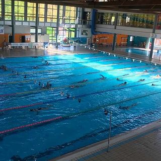 La piscina comunale di Alba attende gli appassionati anche durante il periodo delle Festività