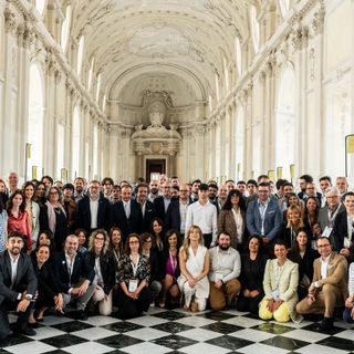 Foto di gruppo per i produttori presenti alla "Prima" dell'Alta Langa docg dove si è potuta degustare la nuova annata Foto di gruppo per i produttori presenti alla "Prima" dell'Alta Langa docg dove si è potuta degustare la nuova annata