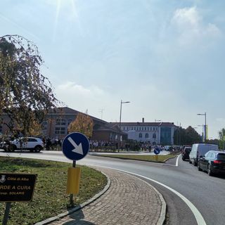 La foto che testimonia il traffico quotidiano all'uscita degli studenti presso l'istituto "L. Einaudi" ad Alba