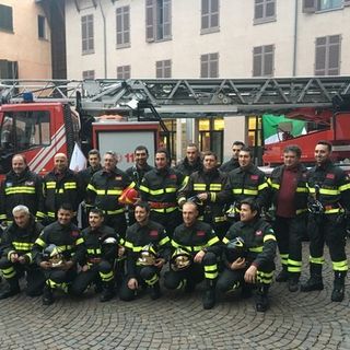 In una foto di repertorio, i Vigili del Fuoco di Alba davanti all'autoscala donata loro dalla Famija Albèisa