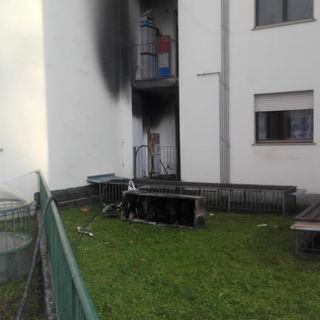 Le pareti annerite dal fumo dopo l'incendio nel condominio di via Sobrero, a Bra