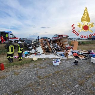 Roulotte distrutta nell’uscita di strada tra Bra e Marene. Illese le due donne a bordo
