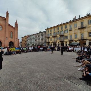 "Alba ripudia la guerra!", manifestanti in piazza per promuovere la riconciliazione (FOTO e VIDEO)
