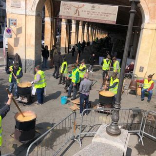 Bra, 350 coperti alla polenta degli Alpini per il reparto oncologico di Verduno