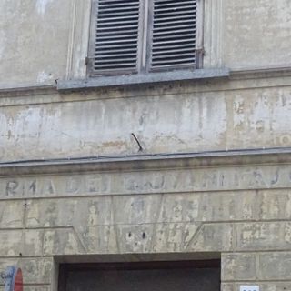 La scritta “Caserma dei giovani fascisti” sul muro di un palazzo nel centro storico di Bra