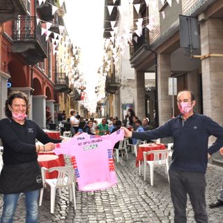 Via Roma festita a festa per l'arrivo della corsa