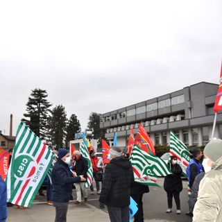 Palloni Mondo, la protesta dei lavoratori sul piazzale del Gallo [FOTO E VIDEO]