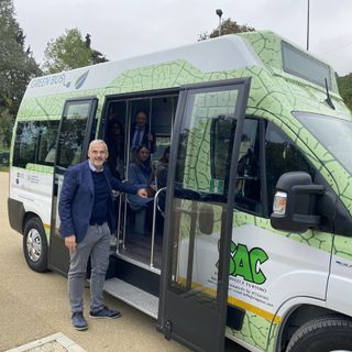 Durante la giornata test, la popolazione avrà accesso gratuito ai bus come alternativa sostenibile al trasporto privato. Due navette collegheranno i centri di Barolo, Monforte d’Alba, Castiglione Falletto e Gallo Grinzane