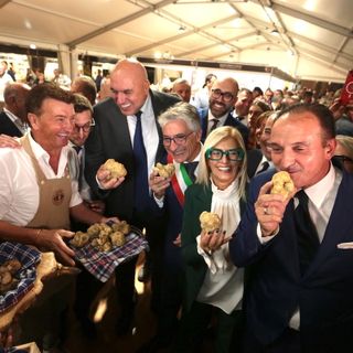 La visita alle esposizioni del Mercato Mondiale dopo il taglio del nastro