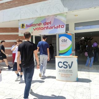 Alba, oltre 580 studenti in visita agli stand  delle associazioni al Salone del Volontariato  di piazza Medford [FOTO E VIDEO]