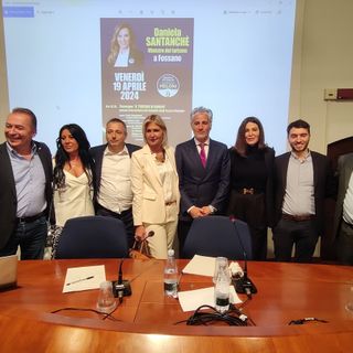 Foto di gruppo col ministro per gli intervenuti al convegno