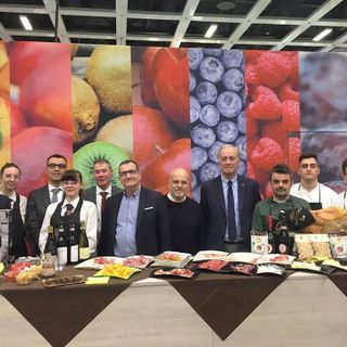 Berlino: dallo spazio espositivo del Piemonte allievi e insegnanti dell'Istituto Alberghiero di Mondovì-Barge con, da sinistra: Sergio Lasagna (Consorzio Nocciola Piemonte);  Simone Bernardi (Lagnasco Group);  Domenico Paschetta (Ortofruit Italia e Confcooperative Piemonte ); il consigliere regionale Maurizio Marello; Domenico Sacchetto (Aop Piemonte e Asprofrut)