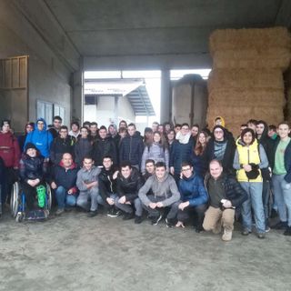 Gli studenti e gli insegnanti in visita all'azienda agricola La Fasenda dei fratelli Silvestro di Centallo