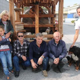 Graziella Pellegrino con alcuni parenti e amici dell'associazione "Antichi Mestieri" davanti al frantoio per la produzione dell'olio di oliva