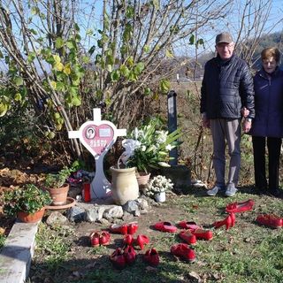 I genitori di Elena e la cugina Patrizia nei pressi del punto in cui sono stati rinvenuti i resti della giovane mamma I genitori di Elena e la cugina Patrizia nei pressi del punto in cui sono stati rinvenuti i resti della giovane mamma