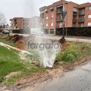 Alba, si rompe tubazione dell'acqua in via Delpiano