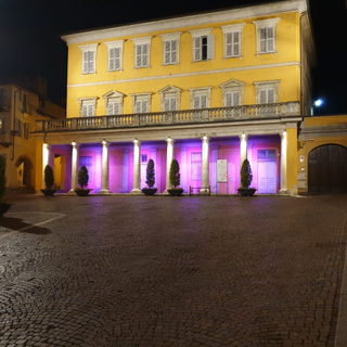 Bra si illumina di lilla per sensibilizzare sui disturbi alimentari Bra si illumina di lilla per sensibilizzare sui disturbi alimentari