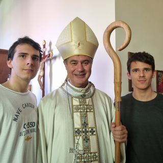 Monsignor Roberto Repole con due giovani braidesi