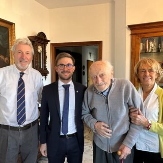 Il centenario Carlo Bruno Brunelli con il sindaco di Alba Alberto Gatto, la figlia e il genero