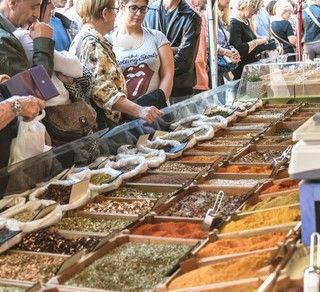 La manifestazione Albaromatica si svolge durante la prima settimana della Fiera del Tartufo Bianco d'Alba