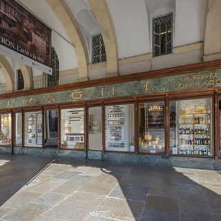 La vetrina del negozio Biraghi a Torino