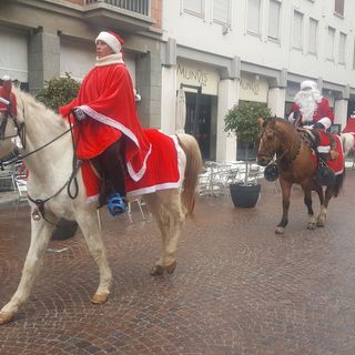 Una passata edizione dei Babbo Natale a cavallo di Bra