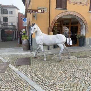 L’arte del genio “delle chiavi” Franco Alessandria invade artisticamente il centro storico di Dogliani